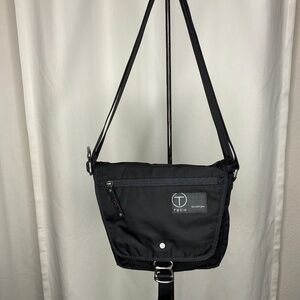 TUMI T-Tech Black Nylon Crossbody Messenger Bag Travel Organizer Red Lining